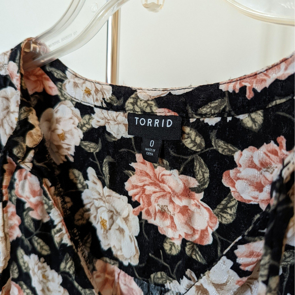 Torrid Women's Size 0 Black Pink Floral Tunic 3/4 Sleeve Tie Front Collar - Picture 3 of 4
